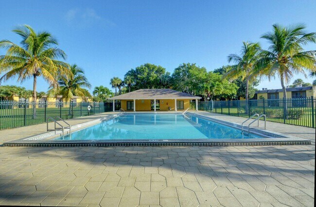 Building Photo - 1822 Meadows Cir W