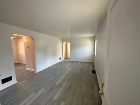 Building Photo - 2631 Bremont Ave