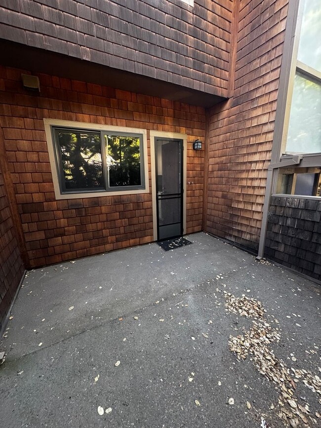 Building Photo - Gorgeous Updated 3-Bedroom Townhome in Pri...