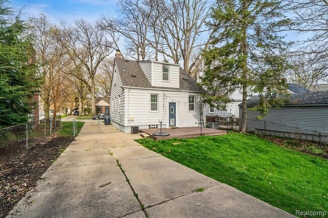 Building Photo - 822 N Gainsborough Ave