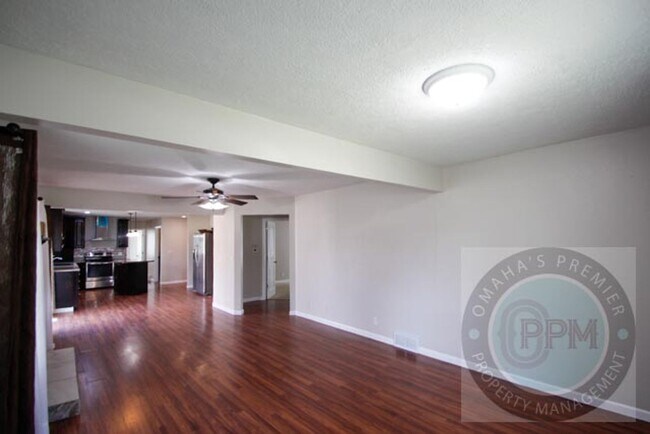 Building Photo - Huge 4-bedroom, 4-bath home