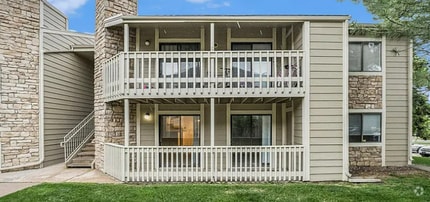 Building Photo - 2 bedroom/2 bathroom main level condo!