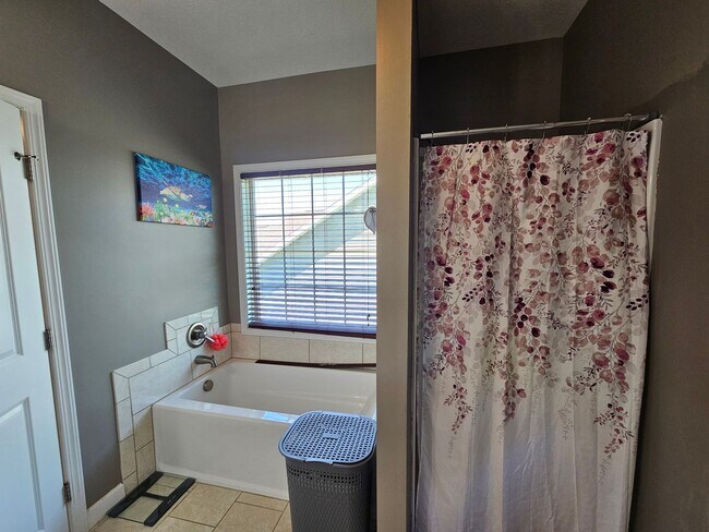 Building Photo - 4 Bedroom, 3 Bathroom home AVAILABLE 6/4/26