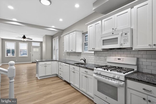 Building Photo - 325 Monmouth St