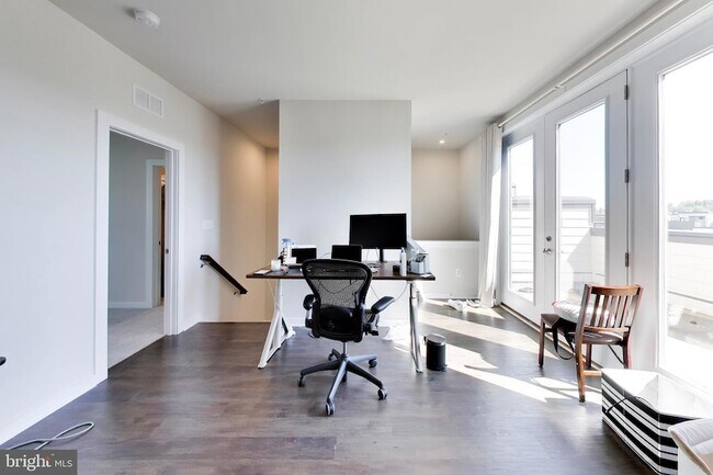 Building Photo - 16212 Bushwick Pl