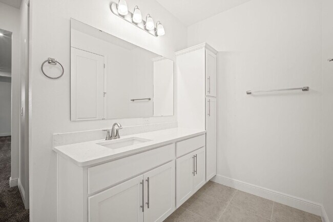 Building Photo - Gorgeous 4BR/3BA home in Island Forest Preserve