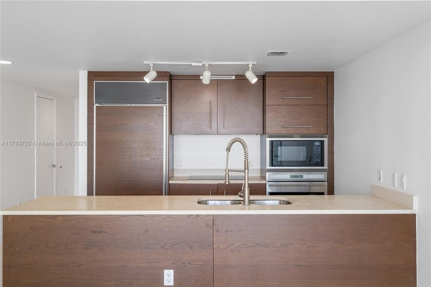 Building Photo - 475 Brickell Ave