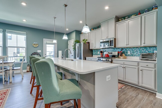 Building Photo - Modern 3 BR Townhome in Village of Towne Square Includes Trash, Cable/internet and Landscaping!