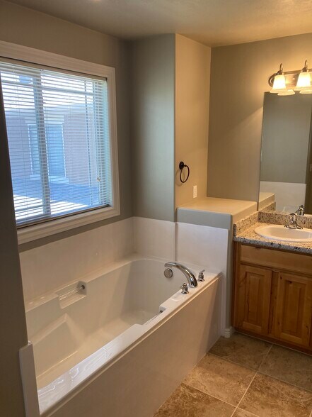 Building Photo - 3883 E Cunninghill Dr