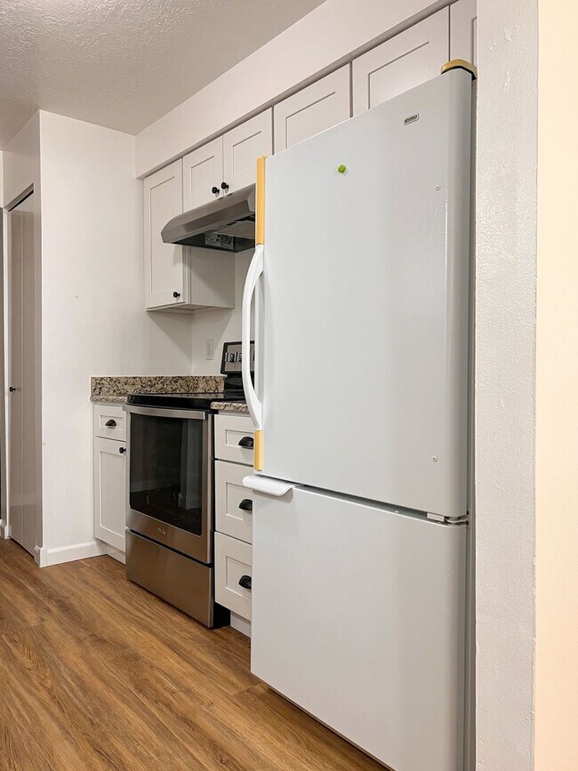 Building Photo - 2BD/1BA DUPLEX W/ GARAGE &YARD IN SALEM
