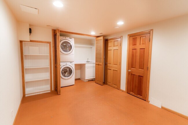 Building Photo - Private river access and stunning views from this home on Harmon Blvd! + Bonus Room