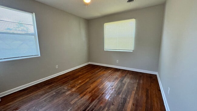 Building Photo - 3 Bed, 2 Bath Family Home Located on the Westside!