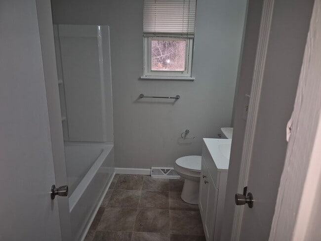 Building Photo - 255 Victoria St