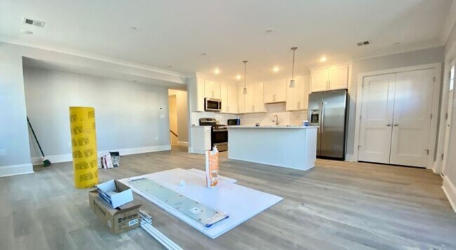 Building Photo - Charming 3 Bedroom-
