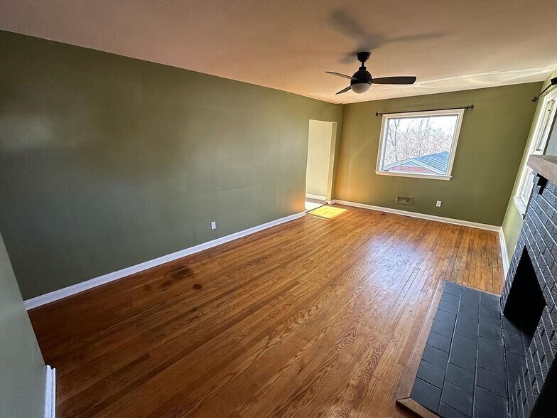 Building Photo - 105 Meadowview Dr