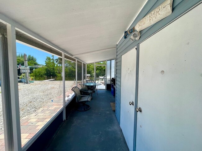 Building Photo - 2581 Oleander St