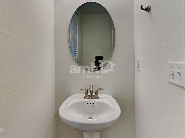 Building Photo - 1100 Tan Tara Trl