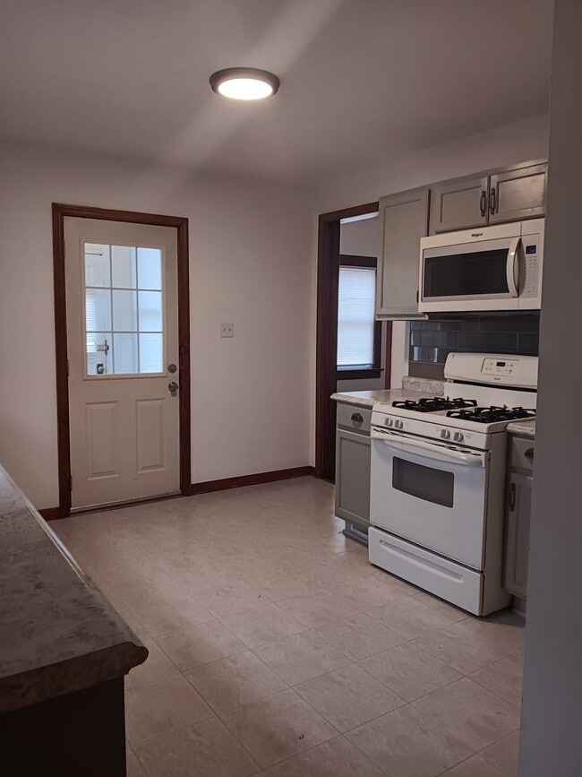 Building Photo - Beautiful Benson Three Bedroom!