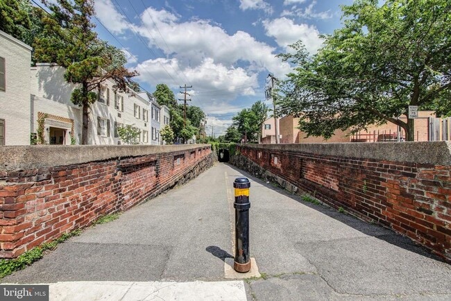 Building Photo - 906 S Washington St