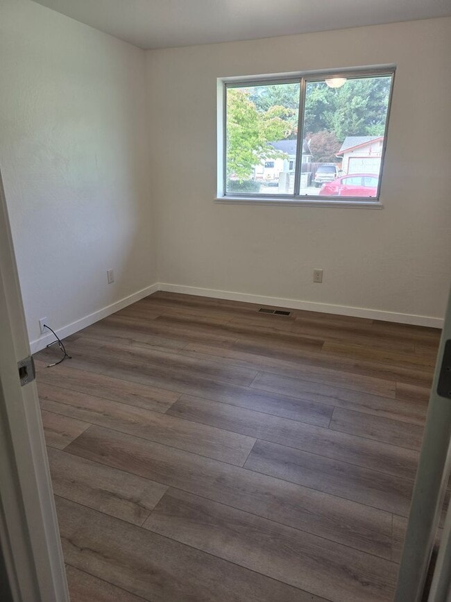 Building Photo - 3 bed 2 bath Single Home for Rent in Grants Pass