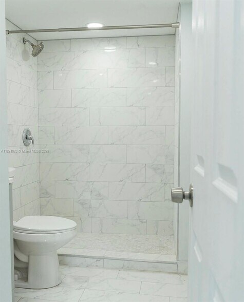 Building Photo - 4174 Inverrary Dr