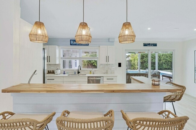 Building Photo - 9 W Riverside Dr