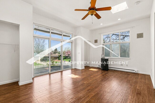 Building Photo - Spacious Home with Fenced Yard and Washer/Dryer