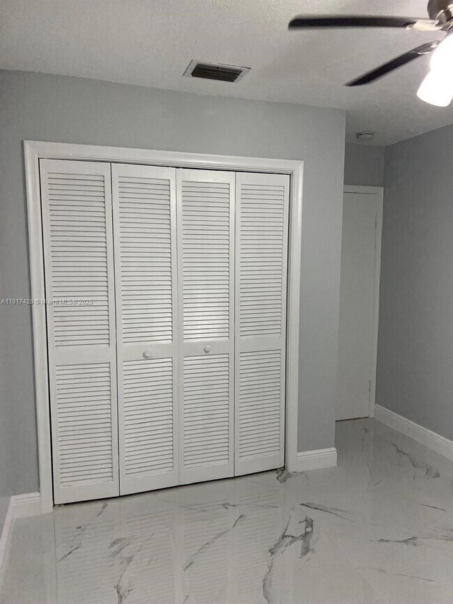 Building Photo - 3064 Riverside Dr