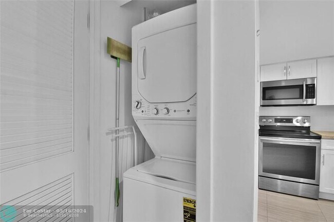 Building Photo - 4201 N Ocean Dr