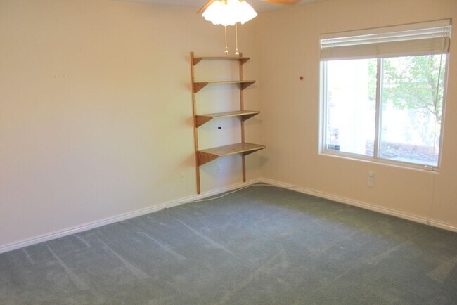 Building Photo - 682 Lava Pointe Dr