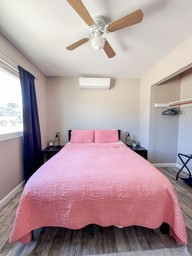 Building Photo - Joshua Tree Home with Desert Views
