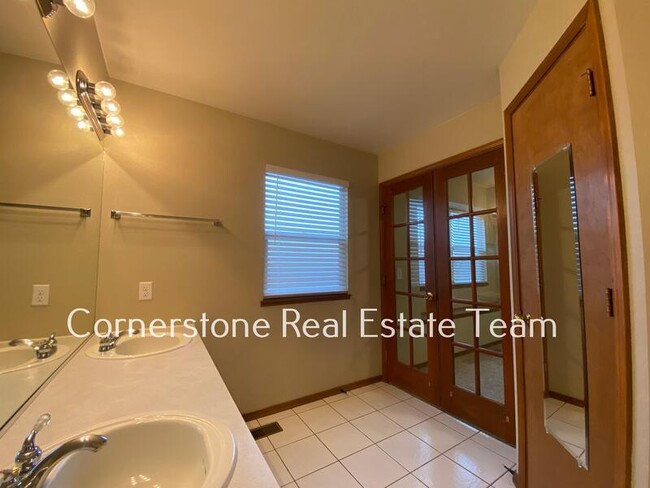 Building Photo - 1345 Coolcrest Dr