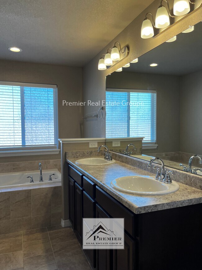 Building Photo - 10812 Yuba Dr