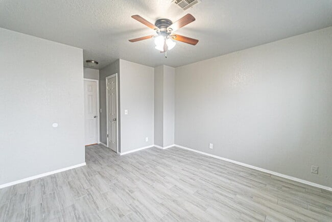 Building Photo - Updated 2-Bed, 1.5-Bath Townhome in NW Nor...