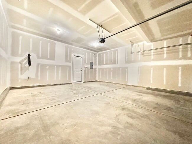 Building Photo - Spacious 3BD Townhome in Solana | 2-Car Garage | Pool, Gym & More