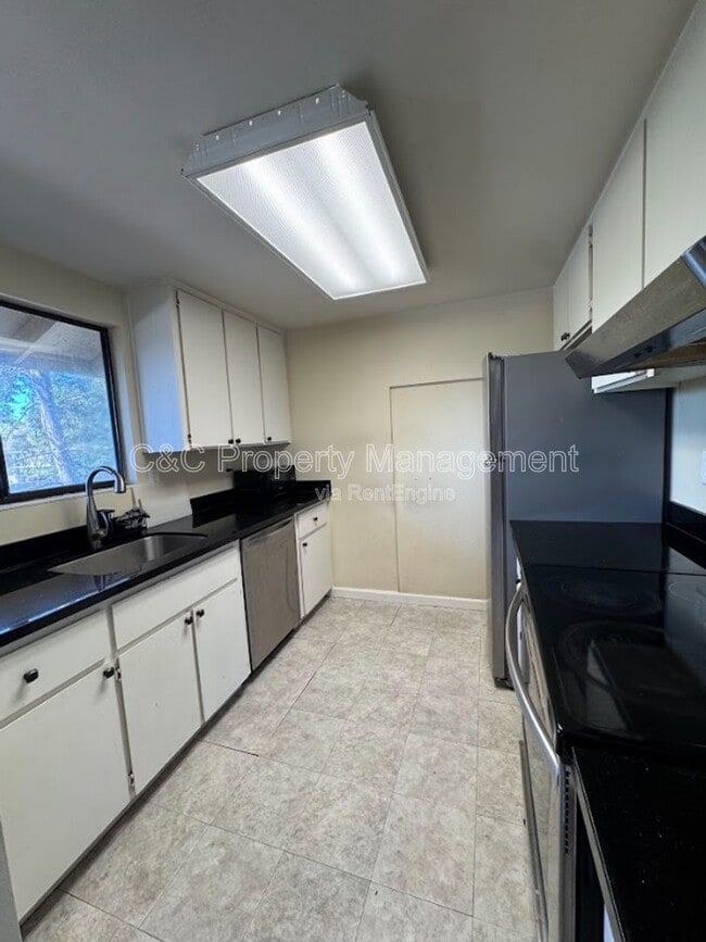 Building Photo - 2420 Shadow Ln