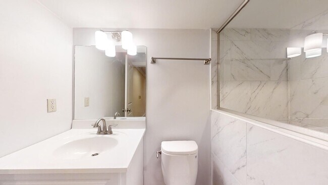 Building Photo - Three Story Townhome Rosemary Gate