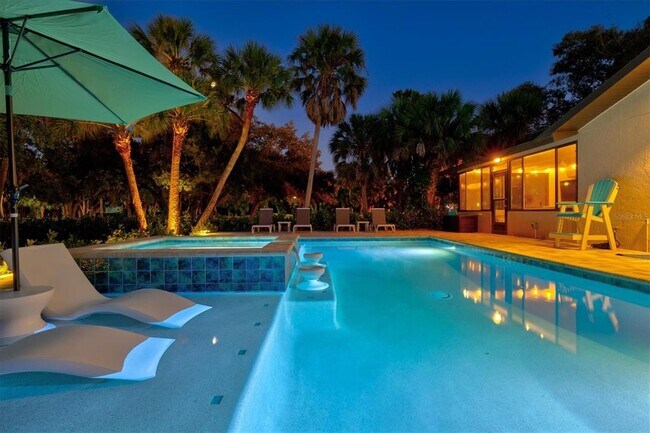 Building Photo - 2641 Hyde Park St