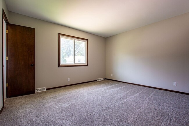 Building Photo - 3 Bedroom / 1.5 Bath with Fenced Backyard ...