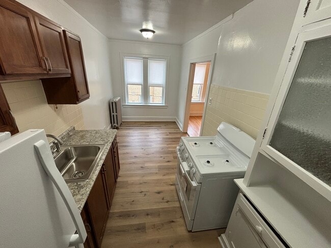 Building Photo - 2216 W Thome Ave