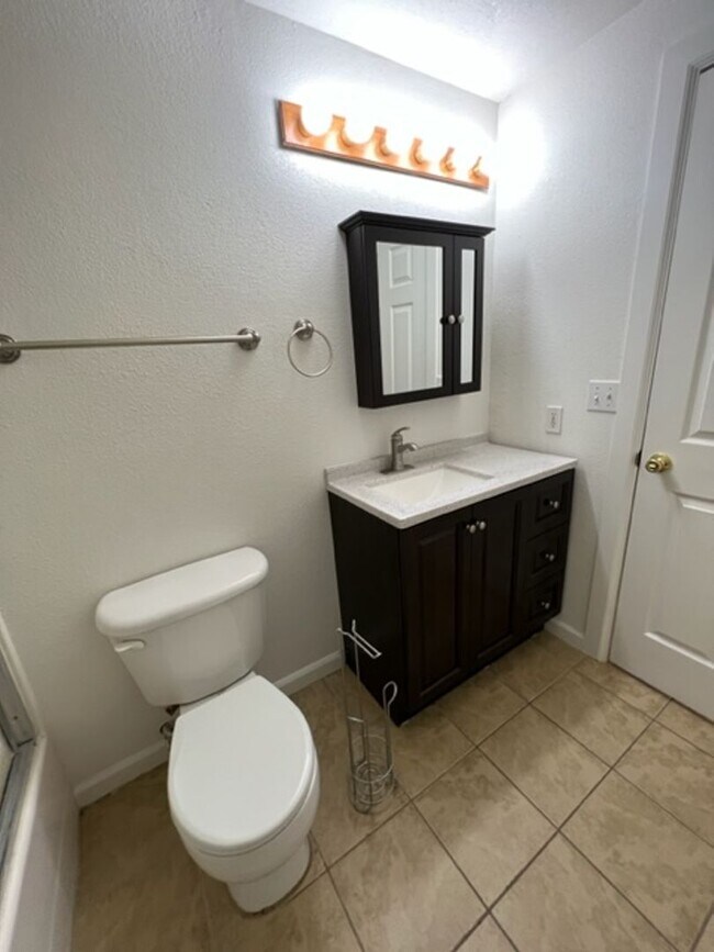 Building Photo - 710-710 Cedar St