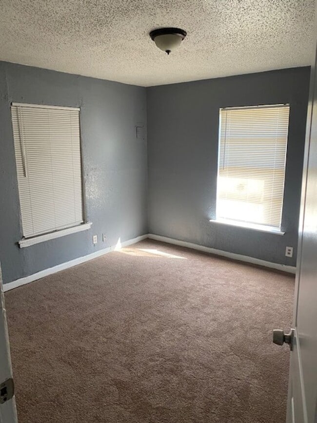 Building Photo - 2 BED 1 BATH HOUSE FOR LEASE