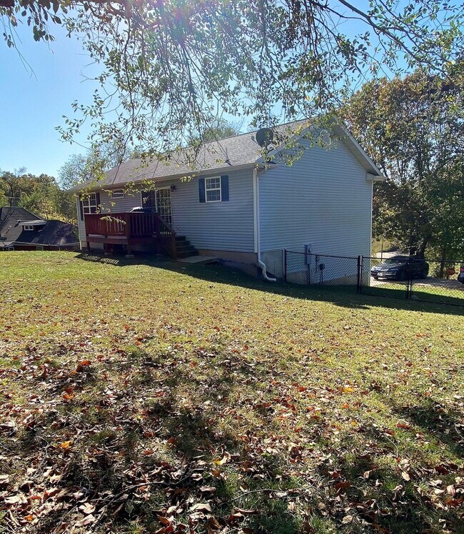 Building Photo - Gorgeous 3 Bedroom, 2 Bathroom Split Level...