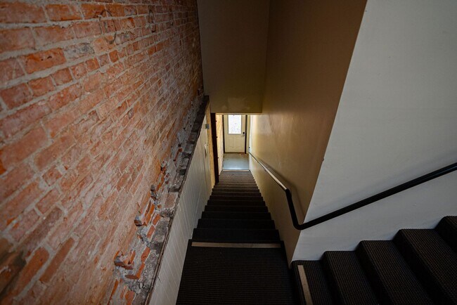 Building Photo - 422 1st St