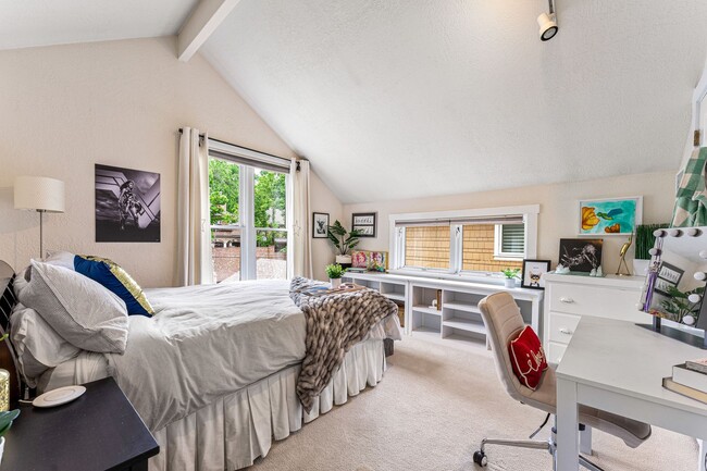 Building Photo - LOCATION LOCATION!! Stunning home located ...
