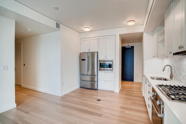 Building Photo - Northwest Facing 1 bedroom, 1 bathroom Con...
