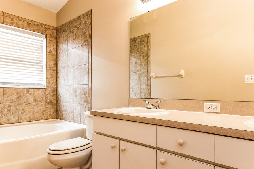 Building Photo - 3843 Lockridge Dr
