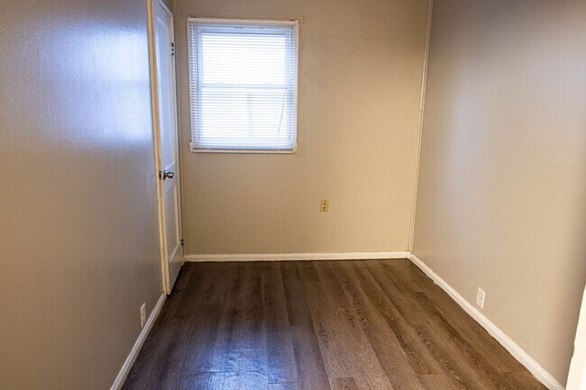 Building Photo - 3 Bedroom/1 Bathroom House For Rent
