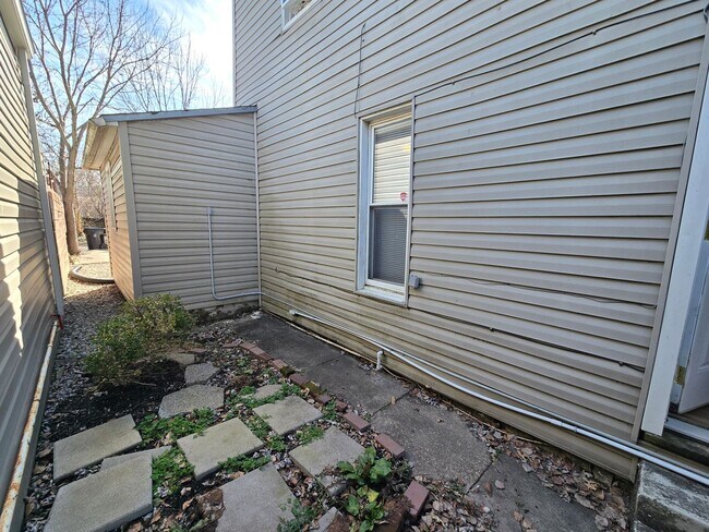 Building Photo - Charming 3 Bedrooms, 2 Full Bathroom Home!...