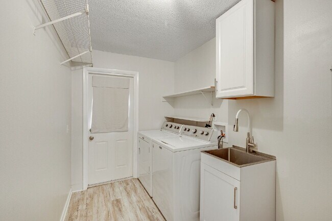 Building Photo - Beautiful 4 bedroom, 2 bathroom in Satellite Beach! NO HOA!!